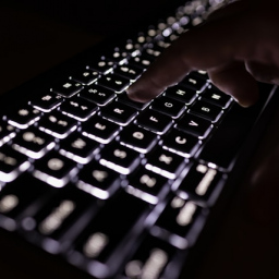 Haker uz pomoć AI agenata izveo ransomware napad za samo 10 sati i žrtvi ostavio bezbednosni izveštaj